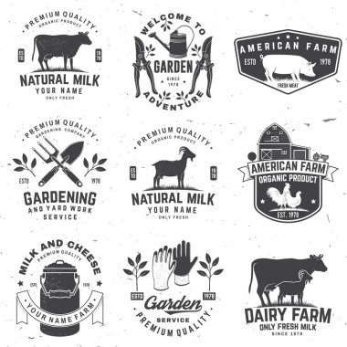 Bahçe işleri, bahçe işleri ve Amerikan Çiftlik Rozeti veya Etiketi. Vektör. Tavuk, domuz, inek, el kesiciler, bahçe budayıcısı, sulama tenekesi, tırmıkla ve