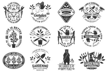 Bahçe işleri, bahçe işleri, amblem, etiket, rozet, logo seti. Vektör çizimi. İşaret, yama, el kesicili gömlek tasarımı, bahçe budayıcısı, su kovası, tırmık ve bahçe işleriyle uğraşmak için.