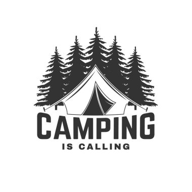 Kamp çağırıyor. Açık hava macera çıkartması. Vektör çizimi. Gömlek ya da logo, baskı, pul, yama ya da tişört konsepti. Orman çam ağacı ve kamp çadırı siluetiyle klasik tipografi tasarımı.