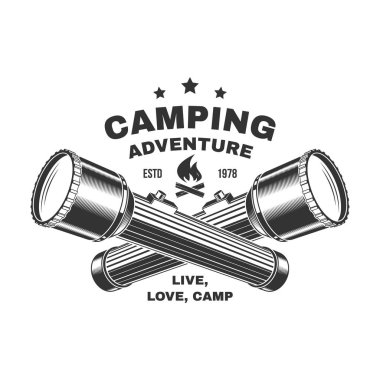 Kamp zamanı. Yaşa aşkım, kamp kur. Açık hava macerası. Vektör çizimi. Gömlek ya da logo, baskı, pul, yama ya da tişört konsepti. El feneri silueti ile klasik tipografi tasarımı.