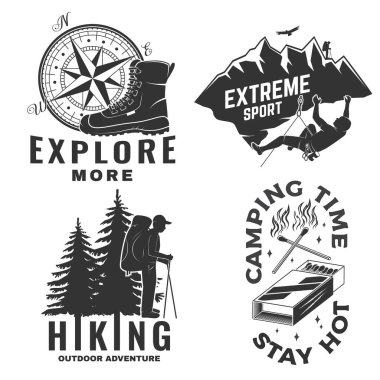 Açık hava macera çıkartması seti. Vektör çizimi. Gömlek ya da logo, baskı, pul, yama ya da tişört konsepti. Orman çam ağacı, dağcı, dağcı ve dağ silueti ile klasik tipografi tasarımı.