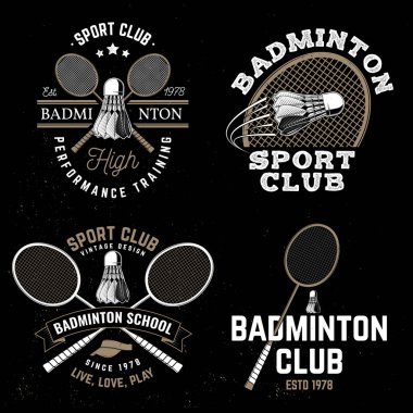 Badminton spor rozeti, yama, amblem, logo seti. Vektör çizimi. Raketli ve siluetli klasik badminton etiketi. Tişört, logo, baskı, damga ya da tee için kavram.