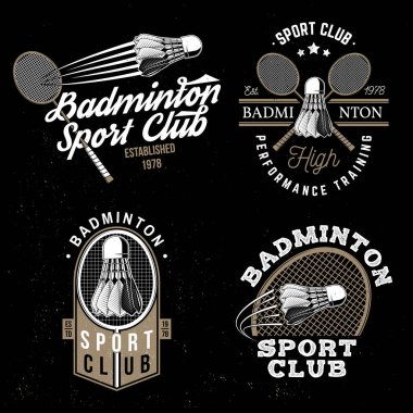 Badminton spor rozeti, yama, amblem, logo seti. Vektör çizimi. Raketli ve siluetli klasik badminton etiketi. Tişört, logo, baskı, damga ya da tee için kavram.