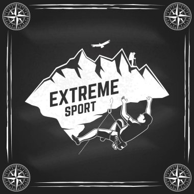 Extreme sport, Rock Climbing kulüp rozeti, karatahtanın üzerinde logo tasarımı. Vektör çizimi. Gömlek, logo, baskı, pul ya da tişört konsepti. Dağlarda dağcı ile klasik tipografi tasarımı