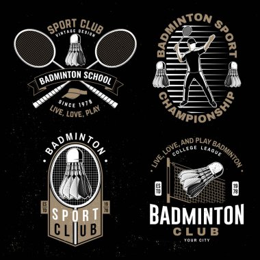 Badminton spor rozeti, yama, amblem, logo seti. Vektör çizimi. Raket, oyuncu ve silueti olan klasik badminton etiketi. Tişört, logo, baskı, damga ya da tee için kavram.
