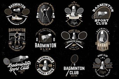 Badminton spor rozeti, yama, amblem, logo seti. Vektör çizimi. Raket, oyuncu ve silueti olan klasik badminton etiketi. Tişört, logo, baskı, damga ya da tee için kavram.
