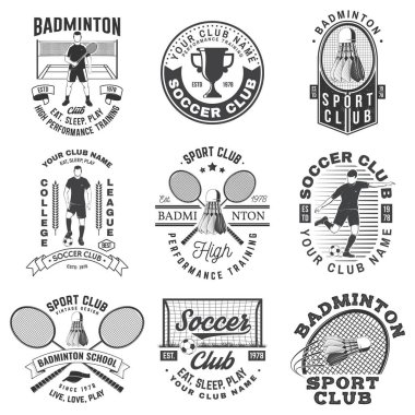 Badminton takımı ve futbol kulübü rozet tasarımı. Vektör. Klasik monokrom etiket, çıkartma, badminton, futbol ve futbolcu siluetleri ile yama.