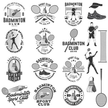 Badminton spor rozeti, yama, amblem, logo seti. Vektör çizimi. Raket, oyuncu ve silueti olan klasik badminton etiketi. Tişört, logo, baskı, damga ya da tee için kavram.