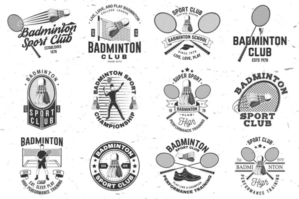 Badminton spor rozeti, yama, amblem, logo seti. Vektör çizimi. Raket, oyuncu ve silueti olan klasik badminton etiketi. Tişört, logo, baskı, damga ya da tee için kavram.