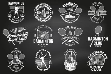 Badminton spor rozeti, yama, amblem, tahtada logo. Vektör çizimi. Raket, oyuncu ve silueti olan klasik badminton etiketi. Gömlek veya logo için kavram, yazdırma, damgalama