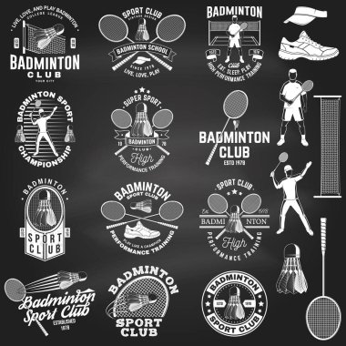 Badminton spor rozeti, yama, amblem, tahtada logo. Vektör çizimi. Raket, oyuncu ve silueti olan klasik badminton etiketi. Gömlek veya logo için kavram, yazdırma, damgalama