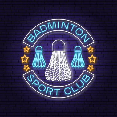 Badminton spor neon amblemi. Vektör çizimi. Raketli ve siluetli klasik badminton etiketi. Tişört, logo, baskı, damga ya da tee için kavram
