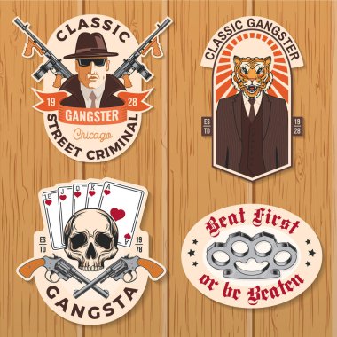 Amerikan gangsterler kulübü yaması, çıkartma tasarımı. Vektör çizimi. Klasik monokrom etiketi, çıkartma, gangster, hafif makineli tüfek ve kaplan gangster kafatası siluetleri.