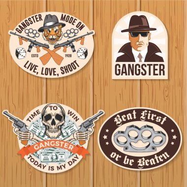 Amerikan gangsterler kulübü yaması, çıkartma tasarımı. Vektör çizimi. Klasik monokrom etiketi, çıkartma, gangster, hafif makineli tüfek ve kaplan gangster kafatası siluetleri.