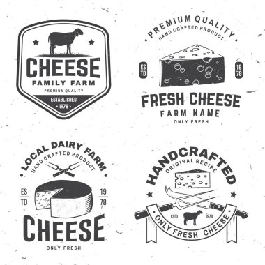 Peynir ailesinin çiftlik rozeti tasarımı. Logo şablonu, krem peynirli markalaşma tasarımı çimlerde koyun lacaune, çatal, peynir için bıçak. Vektör çizimi. El yapımı ürün peyniri..