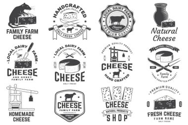 Peynir ailesinin çiftlik rozeti tasarımı. Logo şablonu, krem peynirli markalaşma tasarımı çimenlerde koyun lacaune peyniri, çatal, peynir için bıçak, inek, peynir presi. Vektör çizimi. El yapımı ürün.