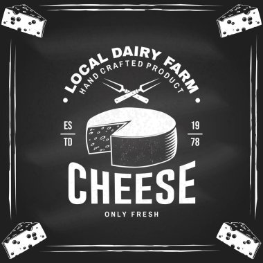 Tahtada taze peynir rozeti tasarımı. Logo şablonu, peynir için çatal ve krem peynirli marka tasarımı. Vektör illüstrasyonu