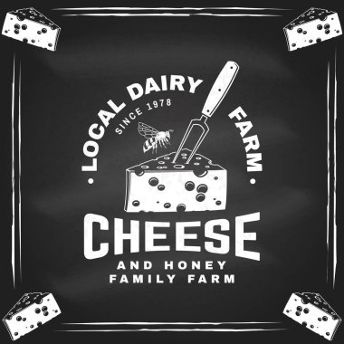 Tahtada yerel mandıra rozeti tasarımı var. Logo için şablon, krem peynirli marka tasarımı, peynir ve arı için çatal. Vektör çizimi. Peynir ve bal aile çiftliği