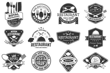 Restoran logosu seti. Vektör İllüstrasyonu. Logotype, etiket, plakalı rozet, biftek, çatal ve bıçaklı saat için klasik grafik tasarımı. Menü restoranı ya da kafe için aşçılık, mutfak logosu