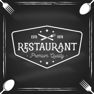 Restoran dükkanı, tahtadaki menü. Vektör İllüstrasyonu. Logoti, etiket, çatal ve bıçaklı rozet için klasik grafik tasarımı. Menü restoranı ya da kafe için aşçılık, mutfak logosu