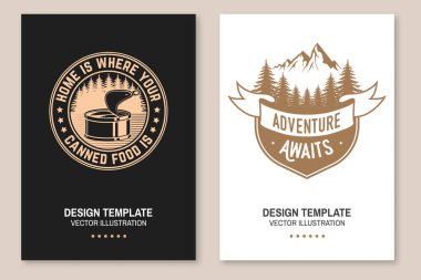 Kamp posterleri dizaynı. Vektör. Orman, dağlar, konserve balıklar. Açık hava macerası