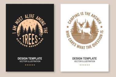 Kamp posterleri dizaynı. Vektör. Açık hava macerası. Geyik ve orman manzaralı tasarım.
