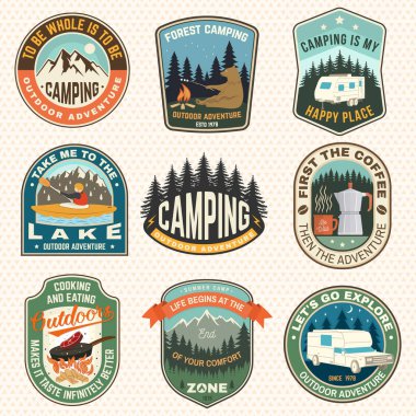 Yaz kampı bantları. Vektör. Gömlek ya da logo, baskı, pul, yama ya da tişört konsepti. Tavada biftek, kano, ayı, kamp ateşi, orman, dağ