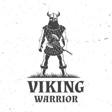 Viking savaşçı logosu, rozeti, çıkartması. Vektör çizimi. Amblem, etiket ve yama için. Miğferde çift baltalı tek renkli Viking tarzı..