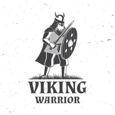 Viking savaşçı logosu, rozeti, çıkartması. Vektör çizimi. Amblem, etiket ve yama için. Tek renkli Viking stili savaş kılıcı ve yuvarlak kalkanlı miğferler..