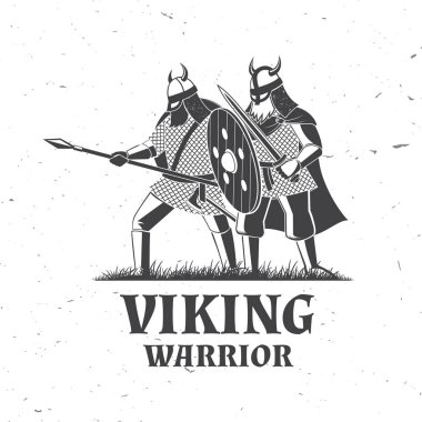 Vikinglerin savaşçı logosu, rozeti, çıkartması. Vektör çizimi. Amblem, etiket ve yama için. Savaş kılıçlı, mızraklı ve yuvarlak kalkanlı miğferli tek renkli Vikingler..