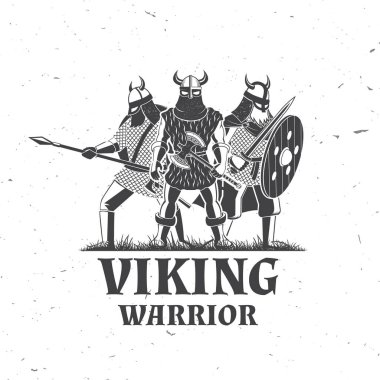 Vikinglerin savaşçı logosu, rozeti, çıkartması. Vektör çizimi. Amblem, etiket ve yama için. Savaş kılıçlı, mızraklı ve yuvarlak kalkanlı miğferli tek renkli Vikingler..