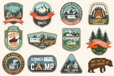 Yaz Kampı kümesi rozetleri. Vektör. Gömlek ya da logo, yazdırma, damga, yama ya da tee için kavram. Vintage tipografi tasarım karavan römork, kamp çadır, kamp ateşi, kız, gitar ve orman siluet adamla