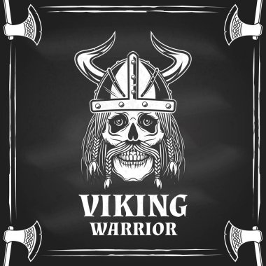 Viking savaşçı logosu, rozet, karatahtanın üzerinde çıkartma. Vektör çizimi. Amblem, etiket ve yama için. Miğferde tek renkli Viking tarzı