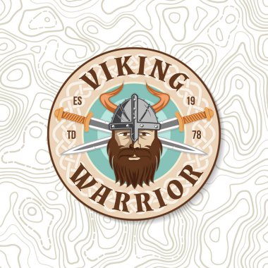 Viking savaşçı logosu, rozeti, çıkartması. Vektör çizimi. Amblem, etiket ve yama için. Çapraz kılıçlı bir Viking miğferli yama tasarımı..