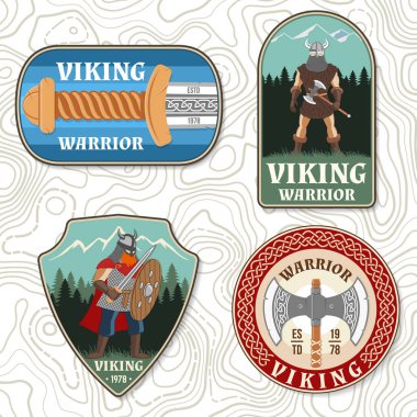 Viking savaşçı logoları, rozetler, çıkartmalar. Vektör çizimi. Amblem, etiket ve yama için. Çapraz savaş kılıcı ve baltası olan miğferli bir Viking yama tasarımı..