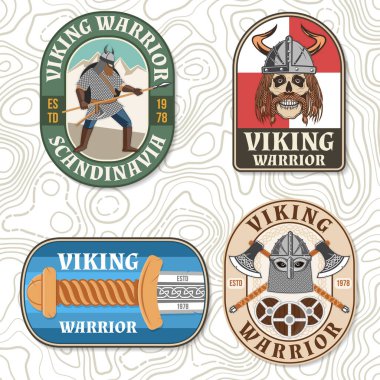 Viking savaşçı logoları, rozetler, çıkartmalar. Vektör çizimi. Amblem, etiket ve yama için. Çapraz savaş baltası, kılıç ve kafatası viking savaşçısı ile yama tasarımı heraldik kalkan.