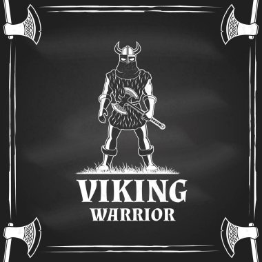 Viking savaşçı logosu, rozet, karatahtanın üzerinde çıkartma. Vektör çizimi. Amblem, etiket ve yama için. Miğferde çift baltalı tek renkli Viking tarzı..
