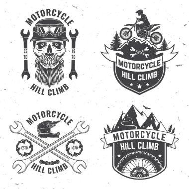 Motosiklet tepesi logoları, rozetleri, çıkartmaları. Vektör. Motosiklet kaskı, kafatası, gözlük, bisiklet, dağ ve ingiliz anahtarlı ekstrem spor. Tek renkli biçim.