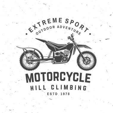 Motosiklet tepesi tırmanış logosu, rozet, çıkartma. Vektör. Yüksek atlama ve dağlarda yarışmak için motosikletle yapılan ekstrem spor. Tek renkli biçim.
