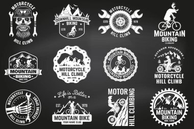 Dağ bisikleti seti ve motosiklet tepesi, tahtadaki logo koleksiyonuna tırmanıyor. Vektör