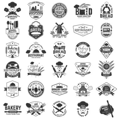 Restoran logosu seti. Vektör İllüstrasyonu. Logotype, etiket, plakalı rozet, biftek, çatal ve bıçaklı saat için klasik grafik tasarımı. Menü restoranı ya da kafe için aşçılık, mutfak logosu