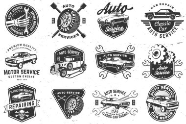 Otomatik servis logosu, amblemler, rozetler ve simgeler. Vektör. Servis arabası tamiri, restorasyon ve araba kulübü tasarım elementleri