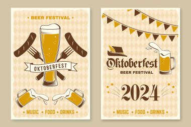 Oktoberfest retro posterleri. Vektör. Bira bardağı, Alman geleneksel şapkası, kızarmış sosis, ızgara, flama, çatalla şişlenmiş.