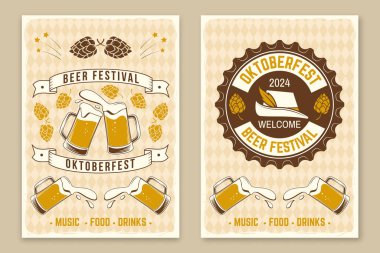 Oktoberfest retro posterleri. Vektör. Bira bardağı, Alman geleneksel şapkası, kızarmış sosis, ızgara, çatalda şiş.