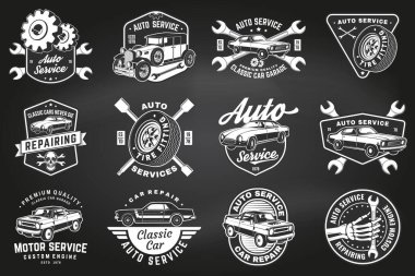 Otomobil servisi logosu, amblemler, karatahtadaki rozetler. Vektör. Servis arabası tamiri, restorasyon ve araba kulübü tasarım elementleri
