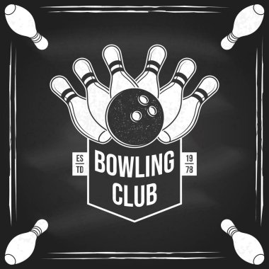 Bovling kulübü logosu, karatahtanın üzerinde rozet tasarımı. Bowling lobutları ve top siluetiyle klasik tasarım. Vektör