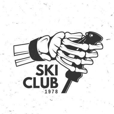 Kayak kulübü. Vector Kayak Kulübü eski rozeti. Tişört, baskı, mühür ya da pul için insan iskeleti tutan kayak sopası konsepti. Aile tatili, etkinlik ya da seyahat. Logo tasarımı için yamalar.