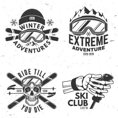 Kayak kış sporu retro rozeti seti. Vektör. Gömlek, baskı, mühür ya da pul için kayak gözlüğü, kafatası, iskelet tutan kayak sopası. Aile tatili, etkinlik ya da seyahat. Logo tasarımı için