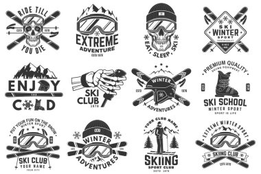 Kayak kış sporu retro rozeti seti. Vektör. Gömlek, baskı, mühür ya da pul için kayak gözlüğü, kafatası, iskelet tutan kayak sopası. Aile tatili, etkinlik ya da seyahat. Logo tasarımı için
