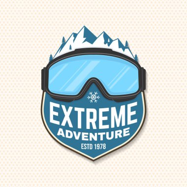Sıra dışı kış maceraları. Vector Kayak Kulübü retro rozeti, tekstil yaması. Gömlek, baskı, mühür ya da dağlı damga, kayak gözlüğü. Aile tatili, etkinlik ya da seyahat. Logo tasarımı için yamalar